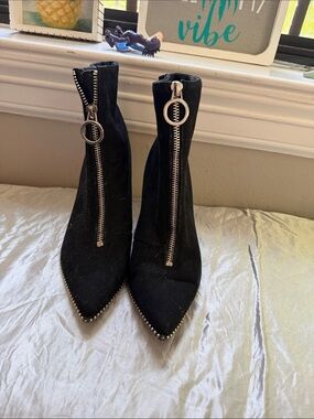 Bar III Black Pointed Toe Front-Zip Ankle Booties with Ring Pull